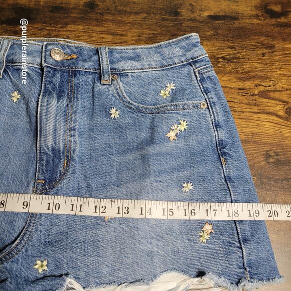 American Eagle Mom Shorts Size 10 Floral Embroidered Medium Wash Denim - Picture 7 of 11